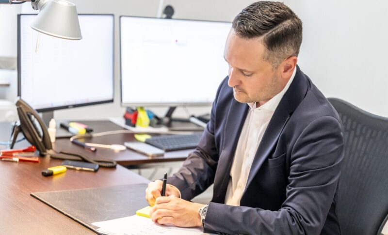 9 Avocat écrivant sur un post-it