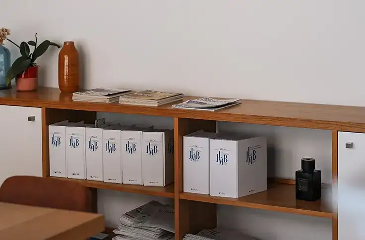 droit-des-contrats Classeurs rangés dans une étagère du Bureau Nexius