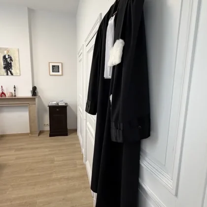 Toge suspendue à une porte dans le cabinet Nexius de Niveles